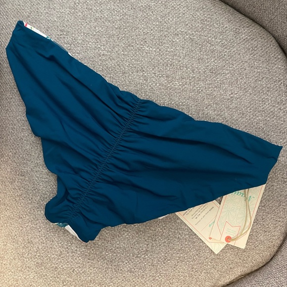 Maaji - Storyteller Voyage Bikini
Bottom- reversible- NWT - Picture 4 of 6